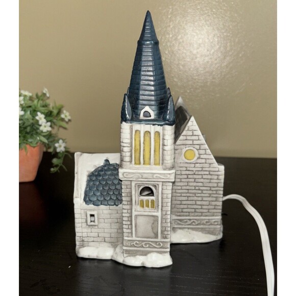 Cathedral Christmas Village 8" Church Plug in Light Up Preowned Snow Holiday - Picture 5 of 9